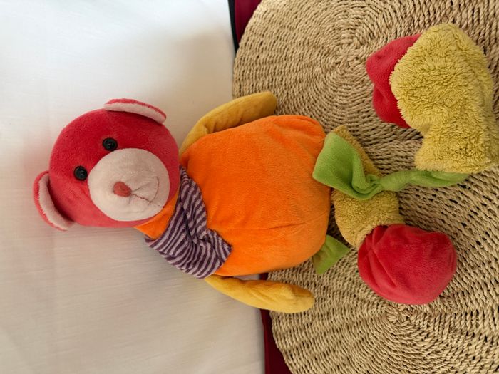 Doudou ours orange jaune rouge vert PLAYKIDS