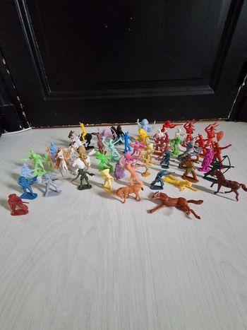 50 figurines Western