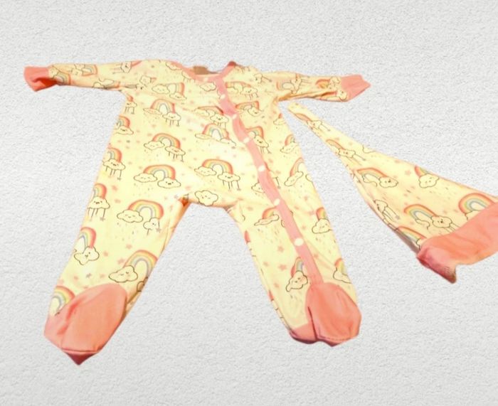 Lot exclusif : 2  ensembles  pyjamas + 2 Bonnets bébé filles(1-3 mois) - TBE