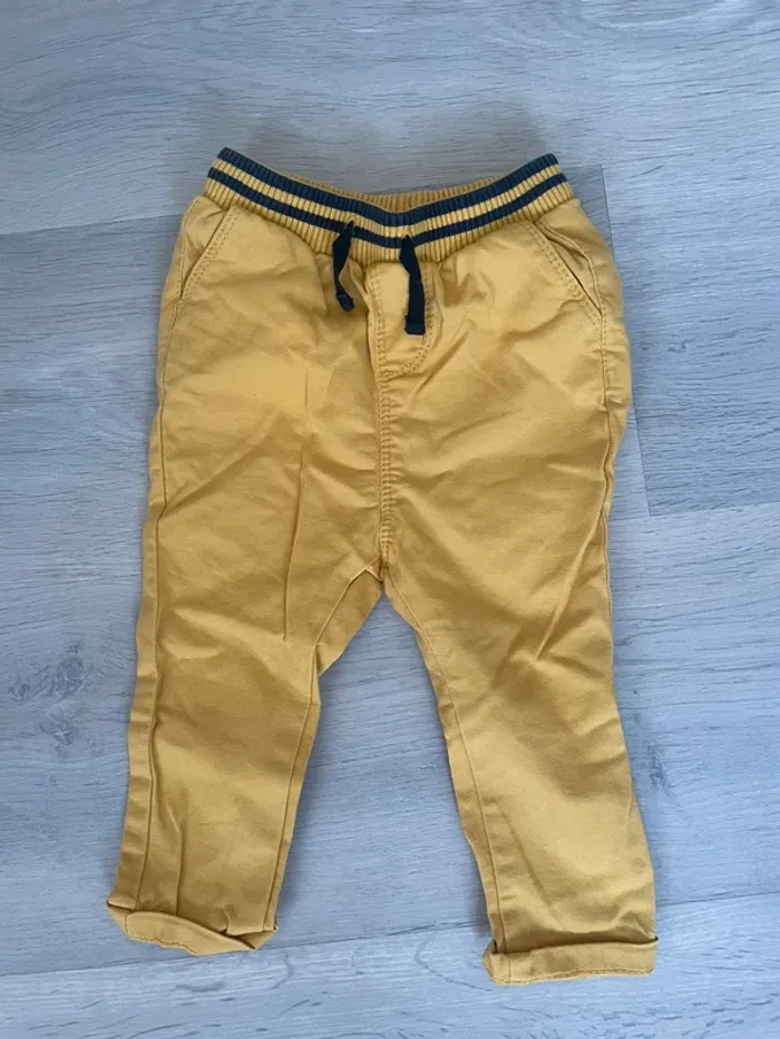 Pantalon jaune tape à l’œil