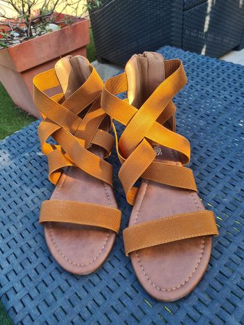 Sandales. Couleur caramel. Talon 2 cm. Taille 40. Neuve. Dreampairs