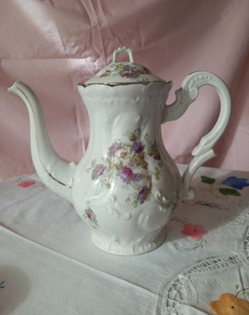 Grande théière en porcelaine style Bridgerton