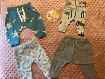 Lot de 4 pantalons taille 3 mois