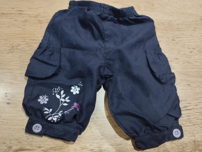 Pantalon violet et fleurs