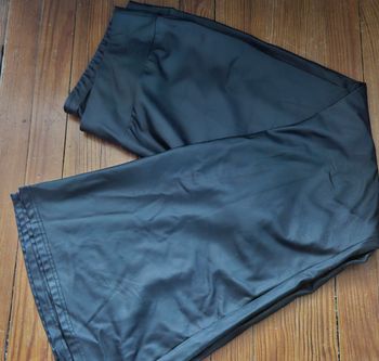 Pantalon imitation peau/cuir jambes évasées