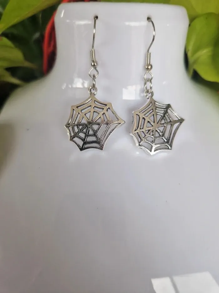 Boucles d'oreilles fantaisies argentées style gothique toile d'araignée