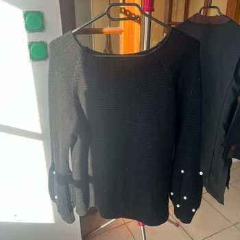 Pull avec des perle au niveau des poignets