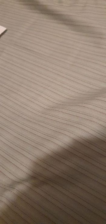 Coupon de tissu fin vert à rayures
