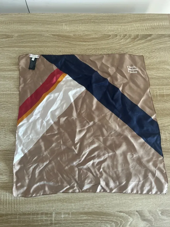 Carré de soi Tommy Hilfiger - photo numéro 4