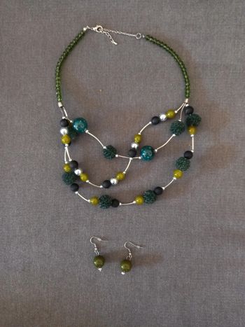 Ensemble collier et boucles d'oreilles