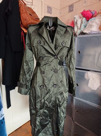 Trench femme en kaki avec taille réglable.