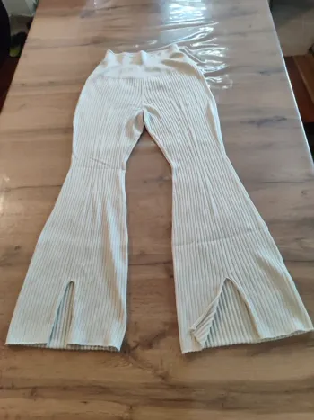 Pantalon Uniqlo crème Taille XS. Le basique chic et tout confort !