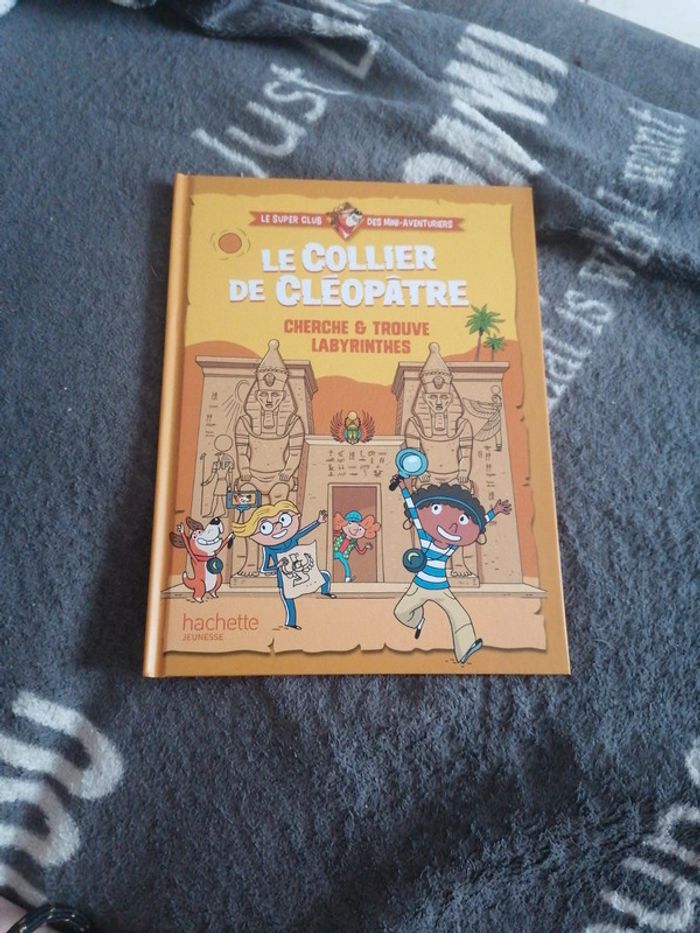 Livre Le collier de Cléopâtre Hachette jeunesse