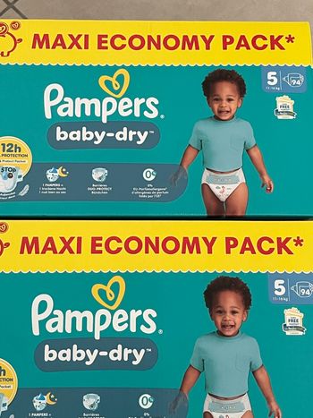2 cartons couches t5 Pampers neuf