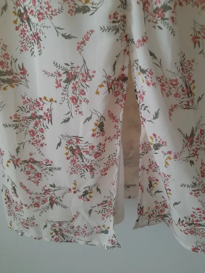 Robe longue forme cintrée et joli décolleté - photo numéro 5
