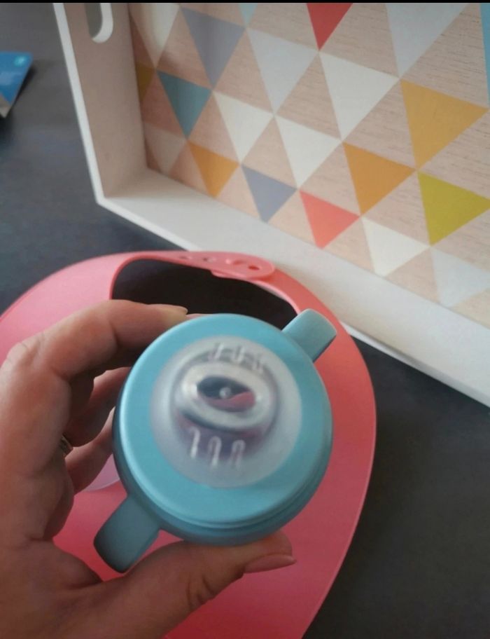 Bavoir récupérateur silicone et tasse d'apprentissage - photo numéro 3