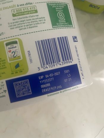 3 boîtes de lait infantile