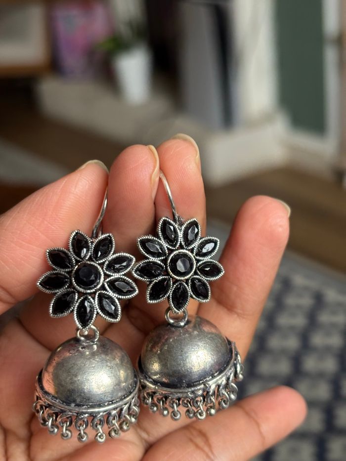 Boucles d’oreilles noires et argentées – style jhumka - photo numéro 4
