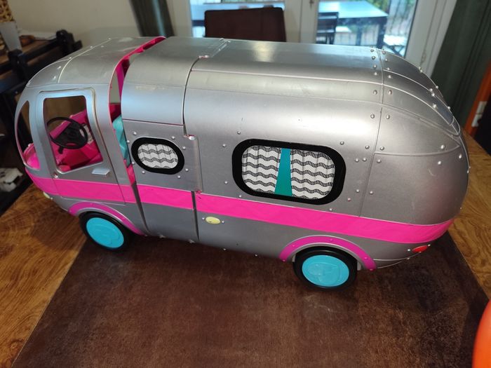 Camping car poupée lol