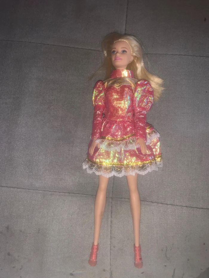Poupée barbie dans sa pochette - photo numéro 4