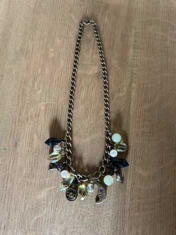 Collier à breloques tour de cou sur chaîne couleur bronze