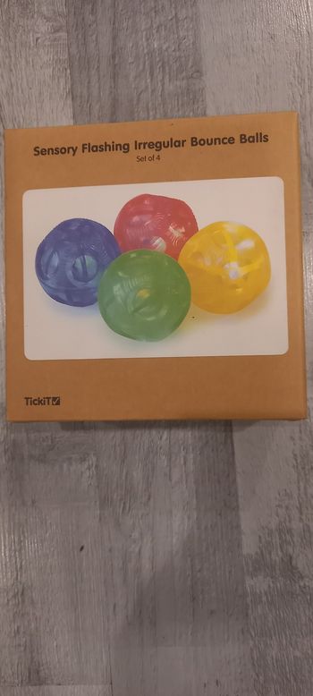 4 balles sensorielles clignotantes tickit