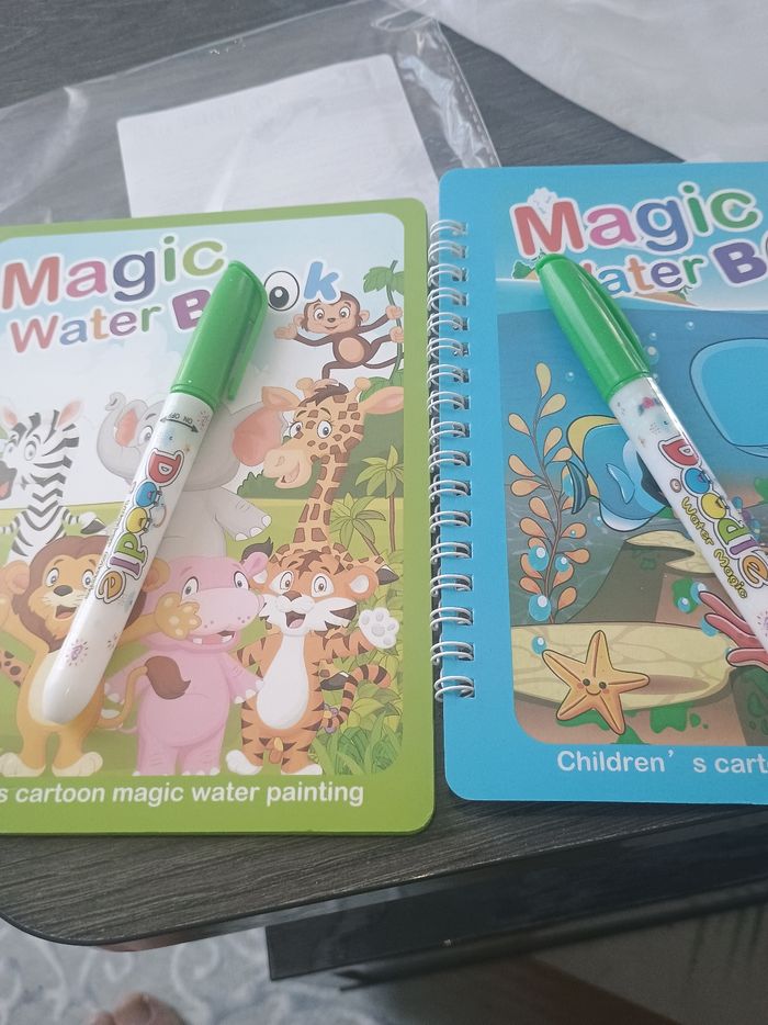 2 livres magiques à l'eau et stylo