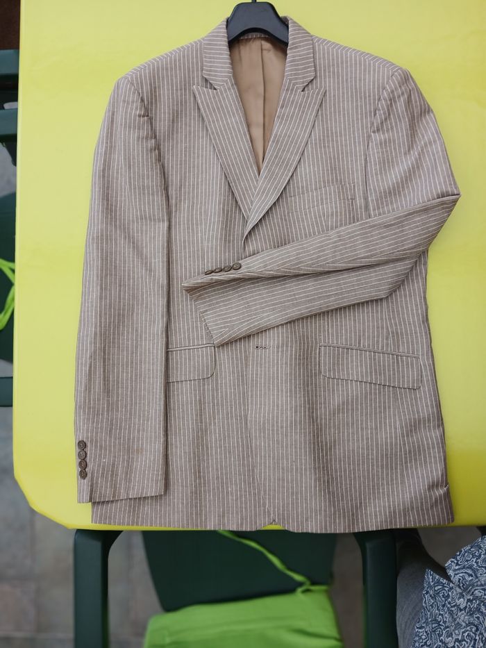 Costume classique couleur beige, comme neuf.