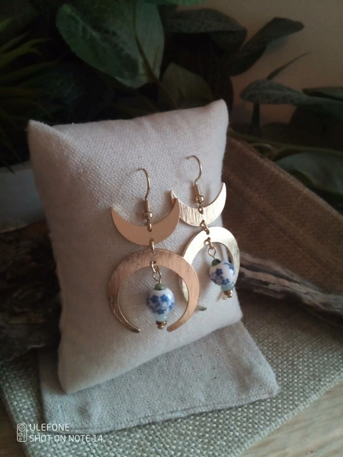 Boucles d'oreilles bohèmes lunes fleurs bleues - photo numéro 2