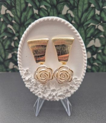 Boucles d’oreilles dorées et transparent