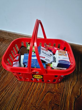 Panier de course avec produits factices