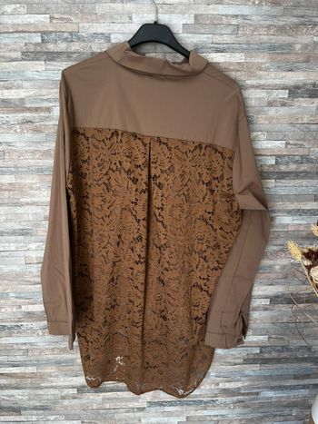 Chemise beige camel avec dentelle au dos