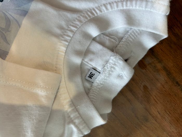 Lot de 2 t shirt et 3 paires de chaussures - photo numéro 2