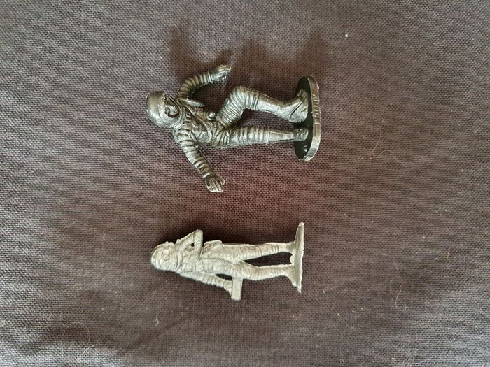 Lot de 2 figurines cosmonautes Bonux et autre Hauteur 6 cm