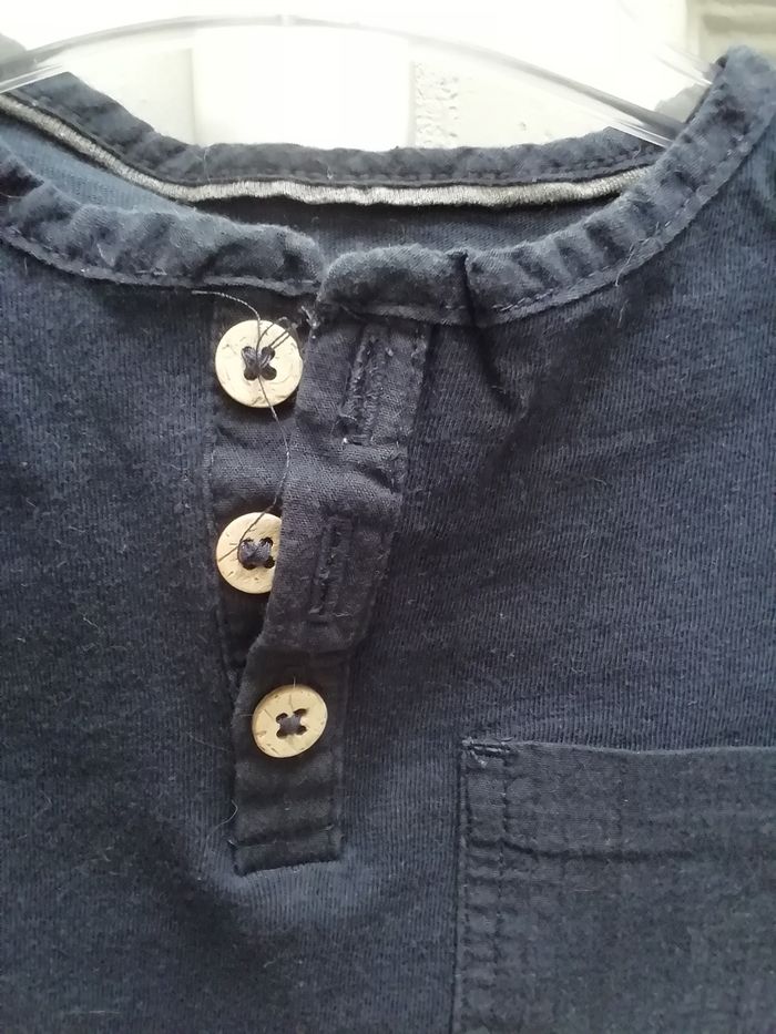 Vends t-shirt garçon été bleu marine avec poche et 3 boutons sur le devant. - photo numéro 2