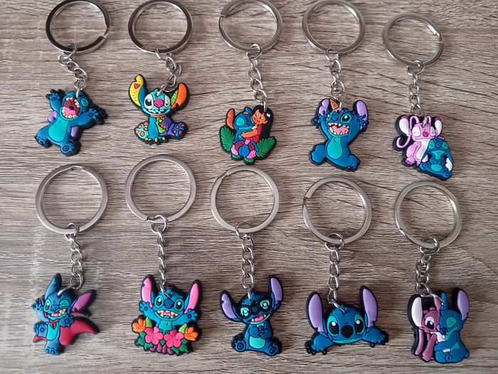 Lot de 10 porte clefs neufs stitch