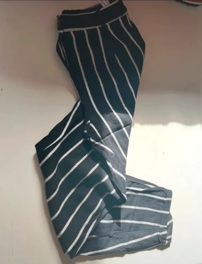 Pantalon rayer bershka en S - photo numéro 2