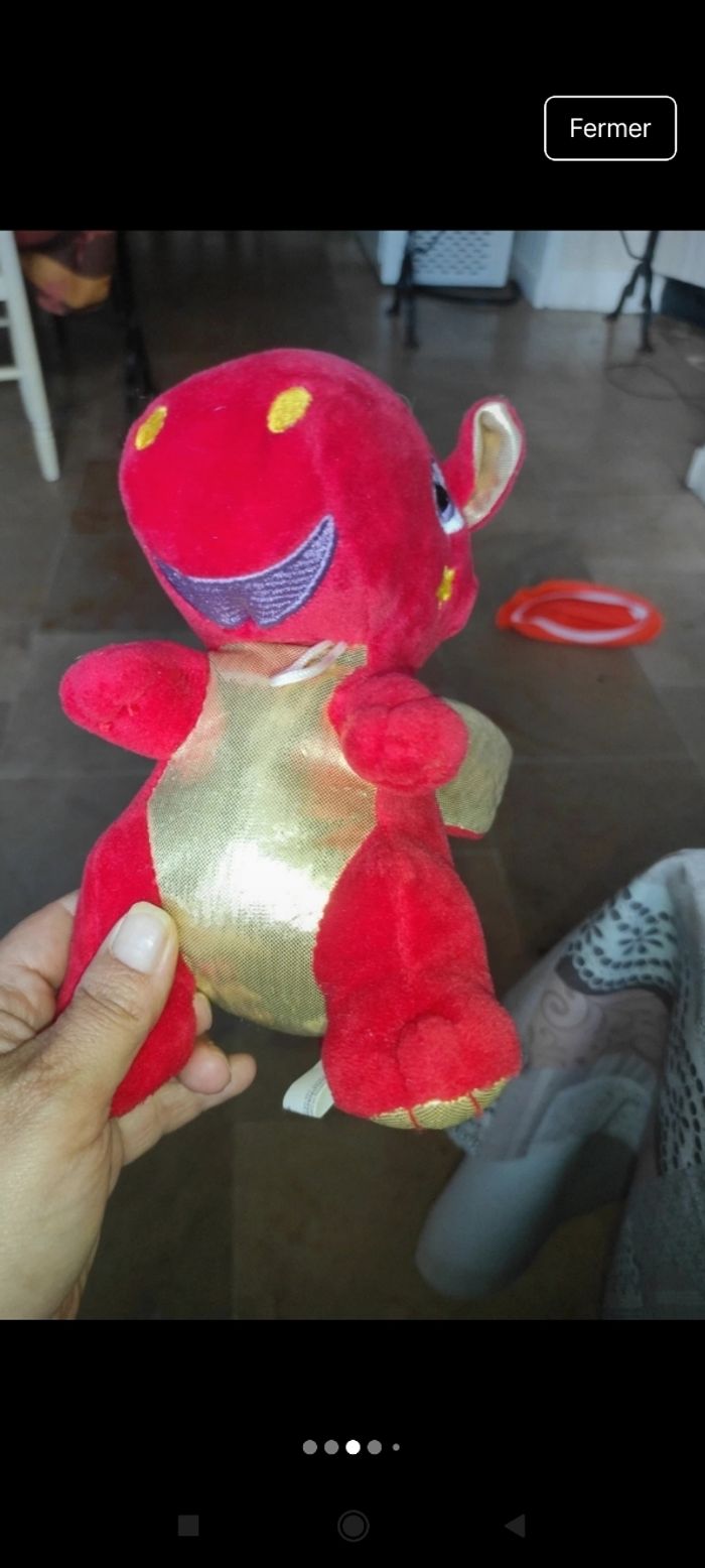 Très belle peluche dinausore j40