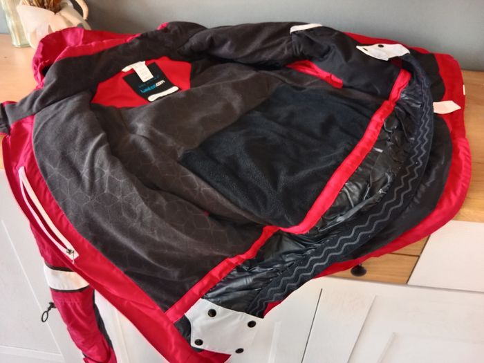 Manteau rouge et noir 12 ans - photo numéro 3