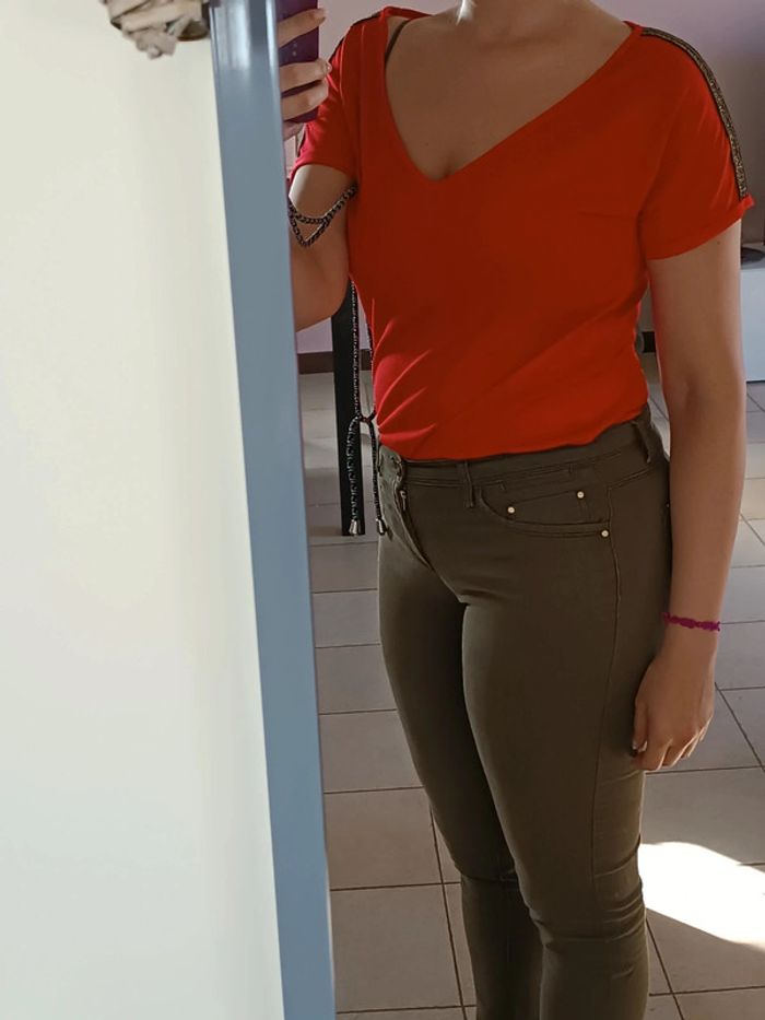Blouse col en V avec bande noire et strass sur les épaules - taille S/M - neuf - pimkie - photo numéro 5