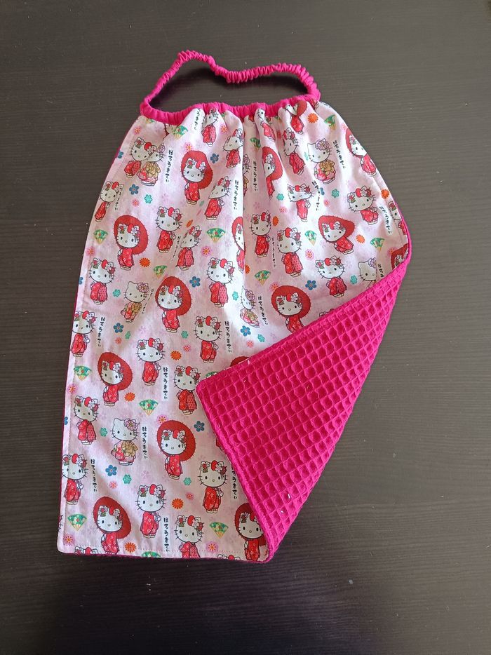 Bavoir maternelle fille motif licence Hello Kitty rose - photo numéro 2