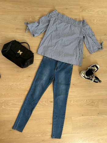 Tenue jean skinny bleu taille haute et blouse épaules dénudées manches 3/4 marinière à rayures