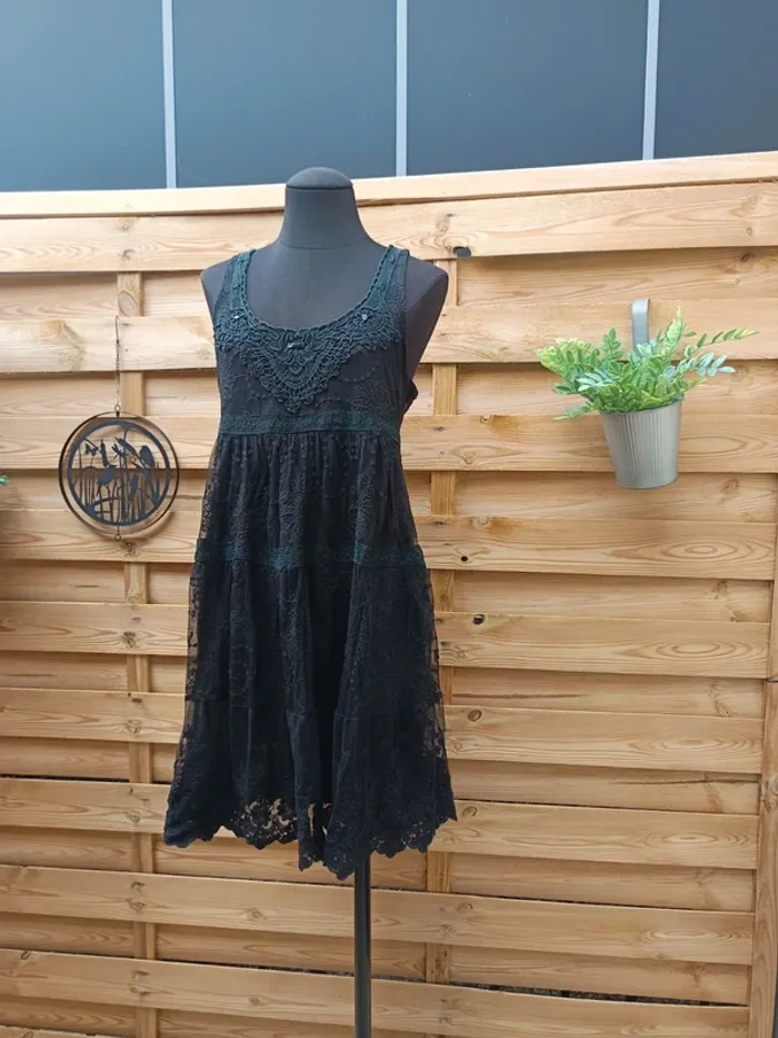 Robe dentelle et broderie taille 1 - photo numéro 3