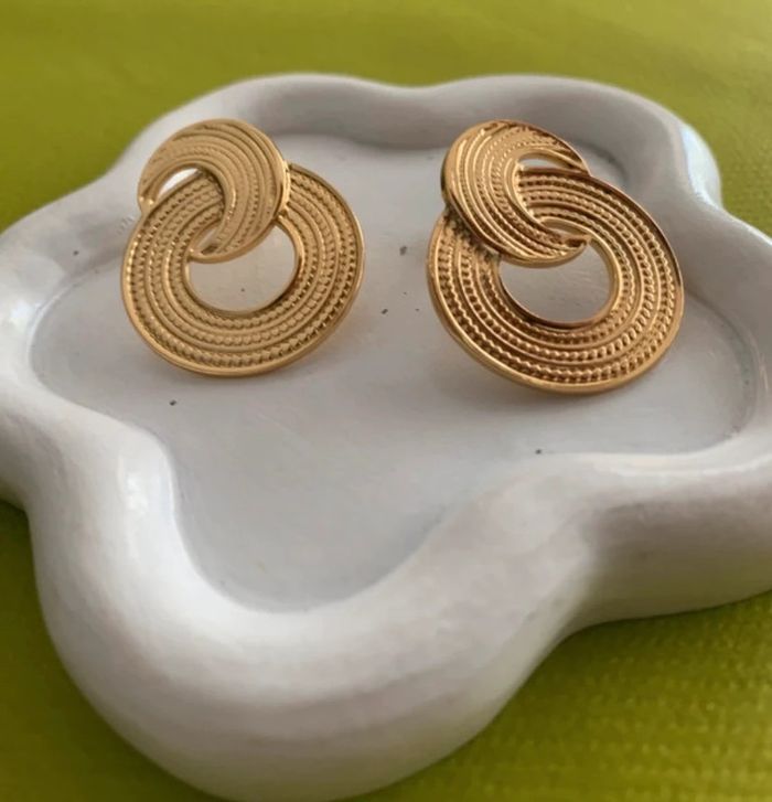 Boucles d’oreilles tendances rondes et dorées - photo numéro 5