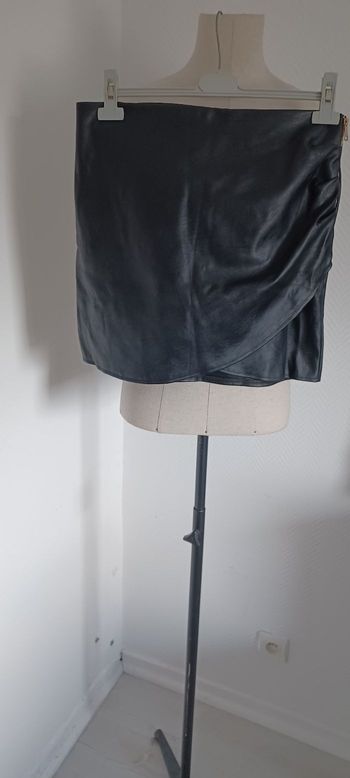 Très jolie jupe courte simil cuir femme T 38