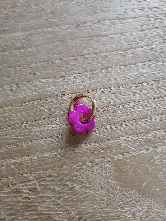 Boucles d'oreilles anneaux dorés en acier inoxydable avec petite fleur rose fushia neuves - photo numéro 3