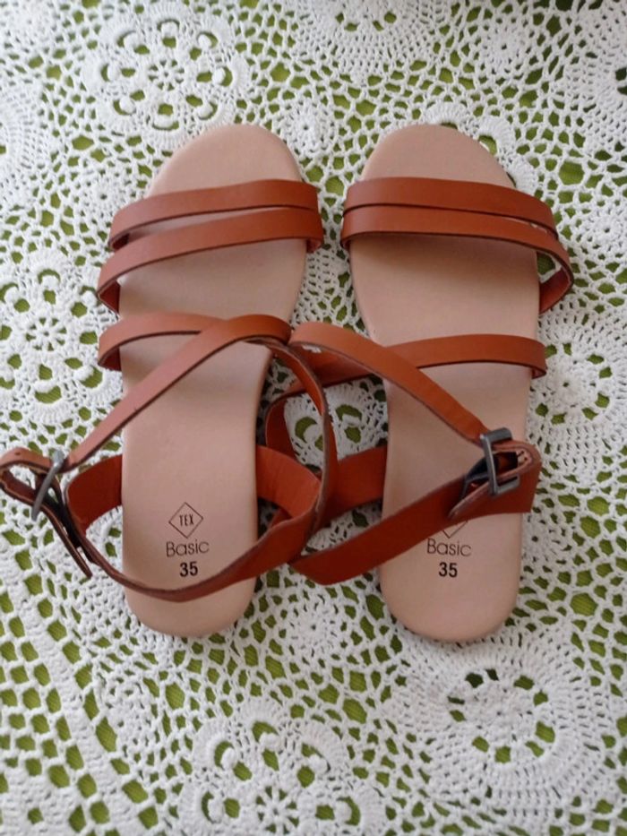 PAIRE DE SANDALES NEUVES TAILLE 35 - photo numéro 2