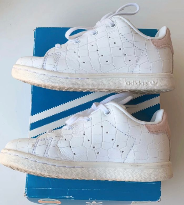 Stan smith adidas rose et reptile P 24 attention une éraflure au bout de la chaussure droite voir photo prix fixe - photo numéro 2