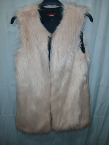 🩷 Gilet sans manches en fausse fourrure rose taille S – look chic d’hiver.