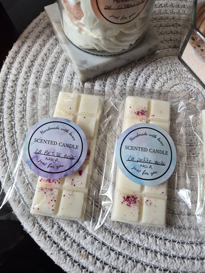 Tablette parfumé La petite robe noir.  Amor amor . Lady million